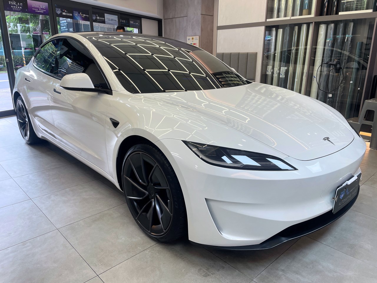 2024 Tesla Model 3 - 前擋FSK冰鑽AT35搭配車身FSK冰鑽F20.FX7 - 新北震宣板橋汽車隔熱紙