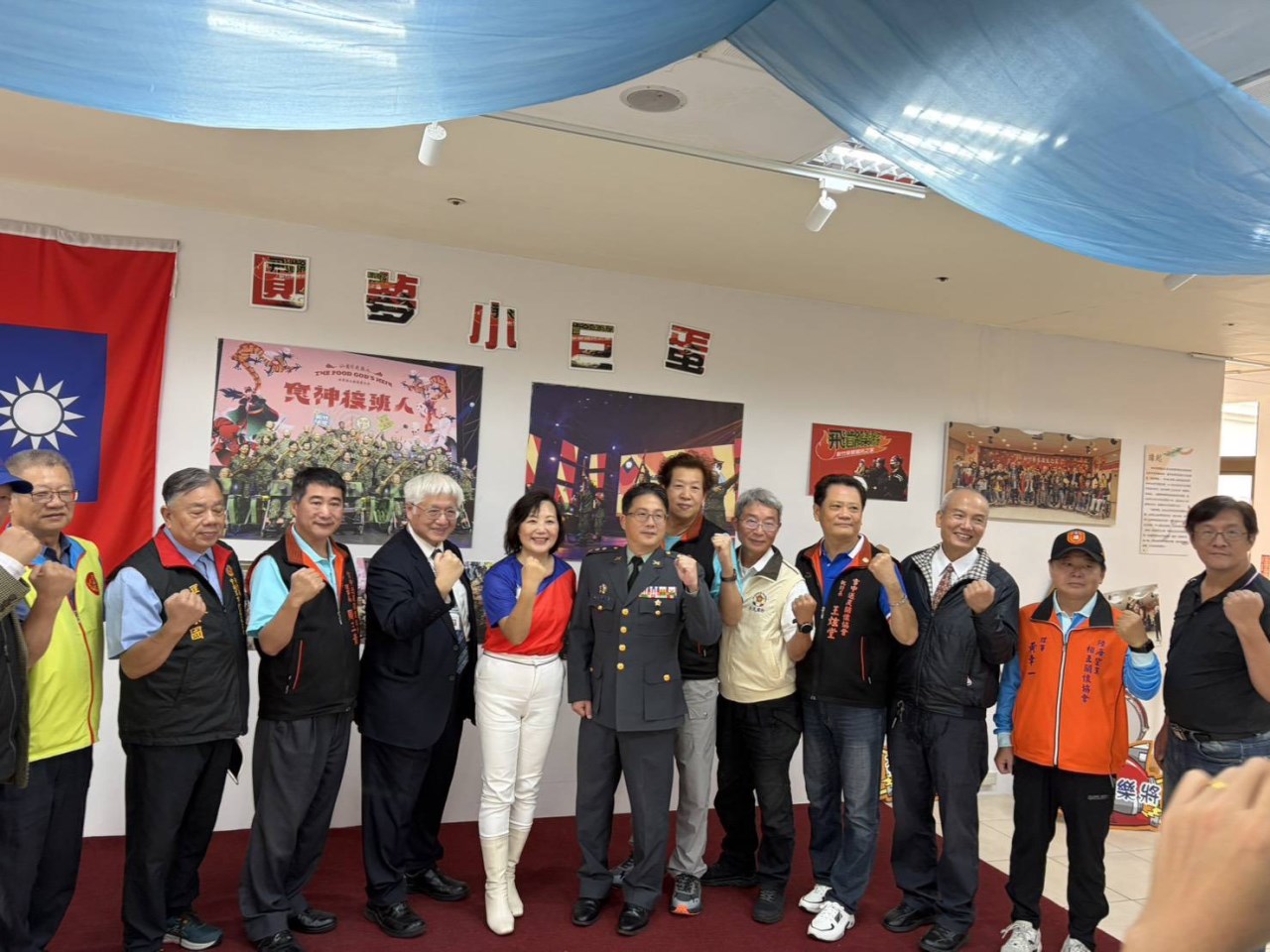 可能是一或多人和顯示的文字是「棒 र 新北市禁民服務處」的圖像