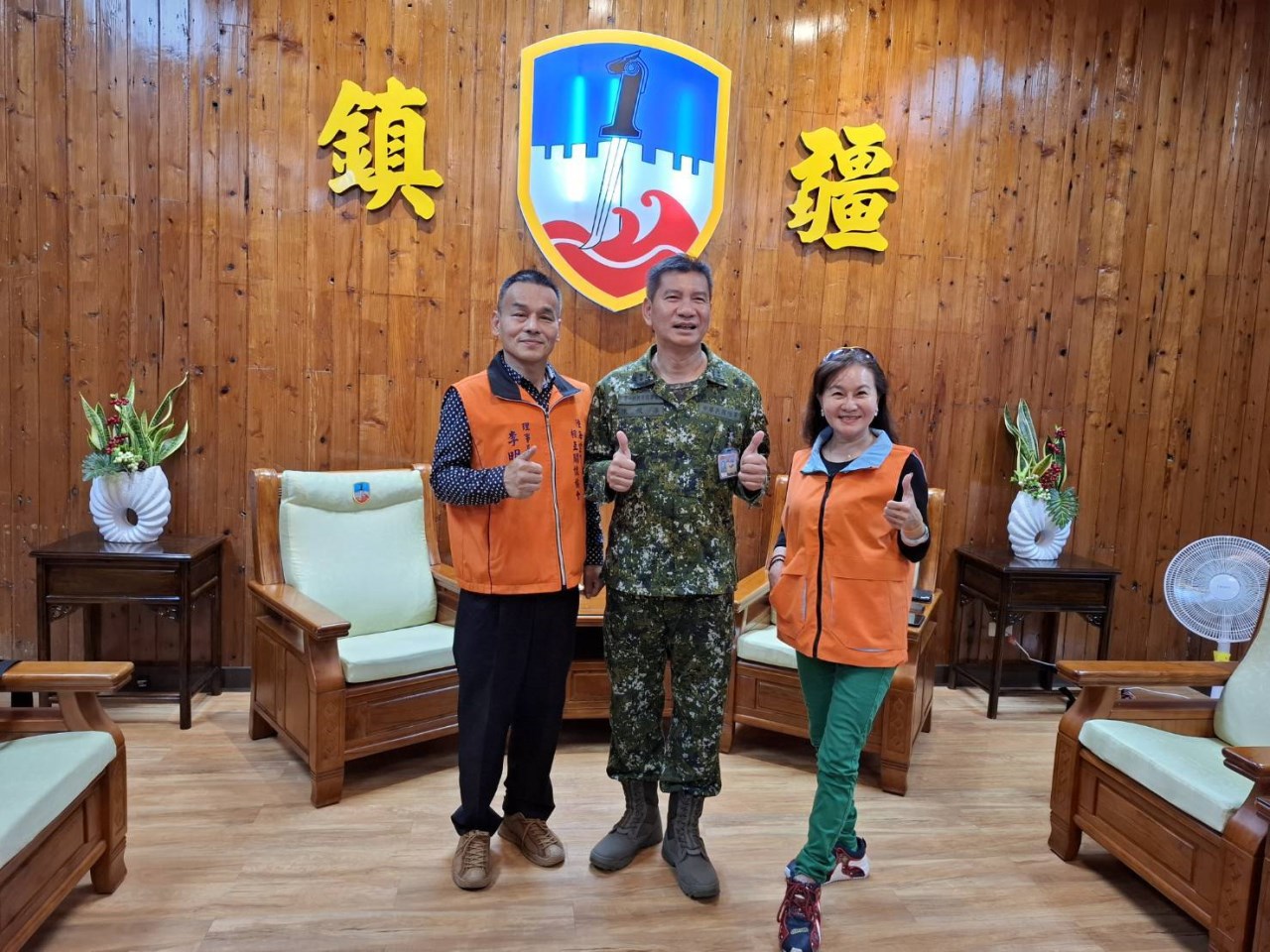 可能是一或多人和顯示的文字是「棒 र 新北市禁民服務處」的圖像