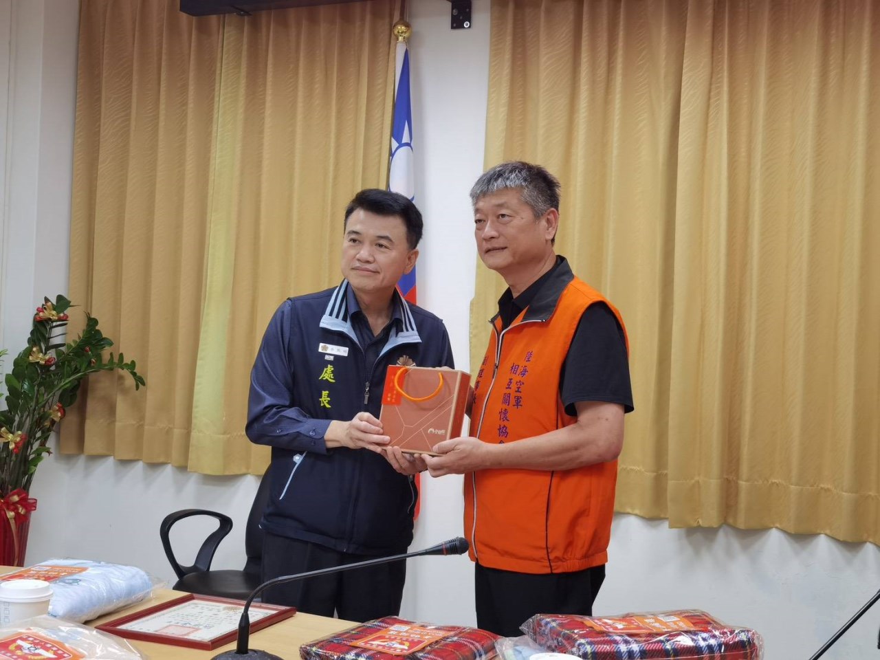 可能是一或多人和顯示的文字是「棒 र 新北市禁民服務處」的圖像