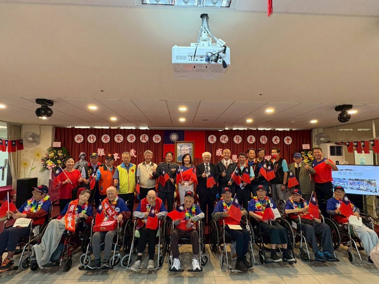 可能是一或多人和顯示的文字是「棒 र 新北市禁民服務處」的圖像