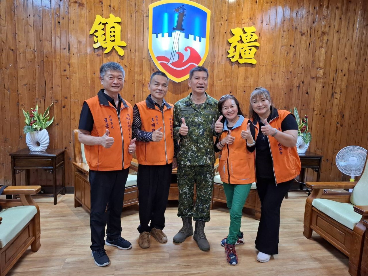 可能是一或多人和顯示的文字是「棒 र 新北市禁民服務處」的圖像