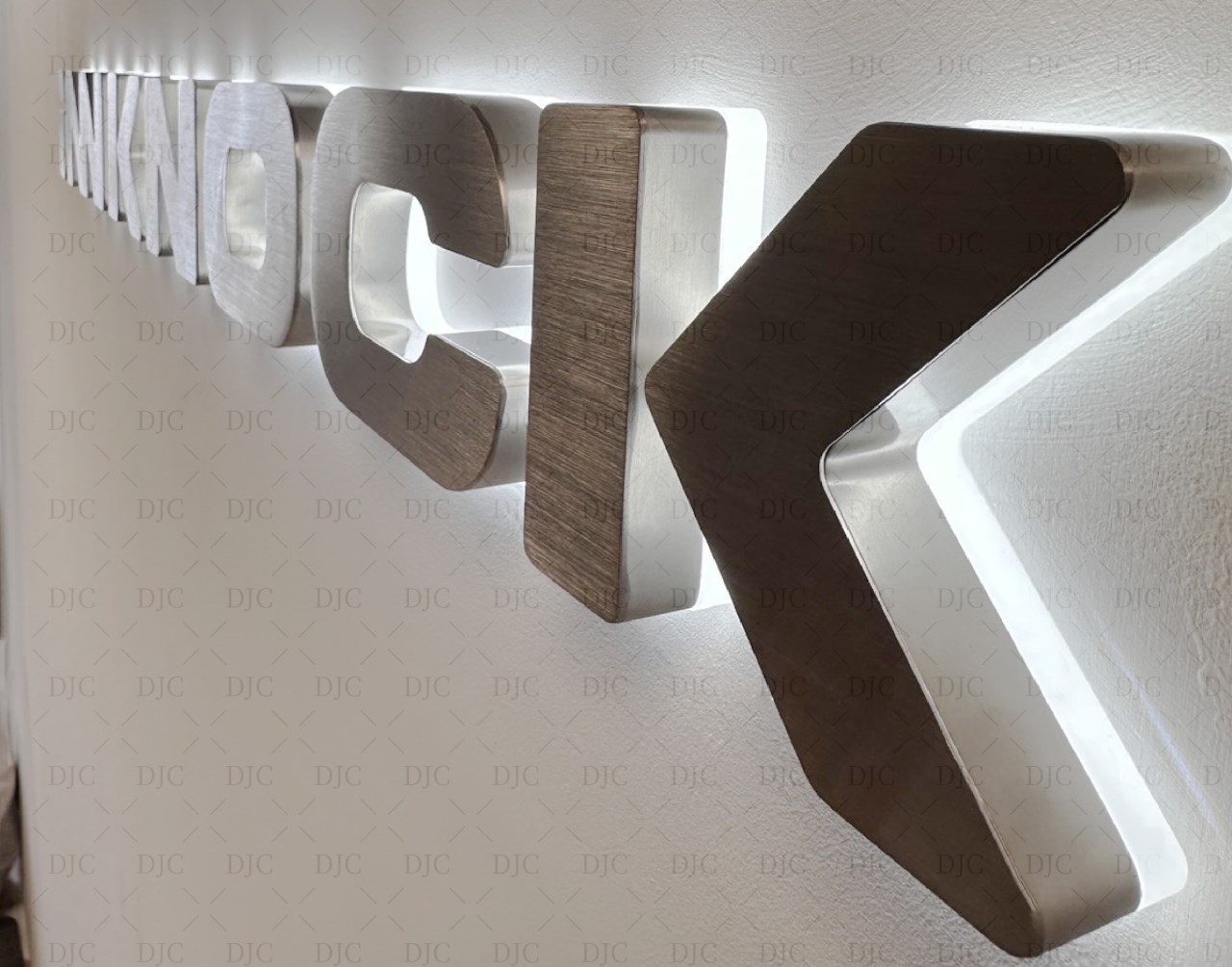 髮絲紋金屬字,毛絲面背光字