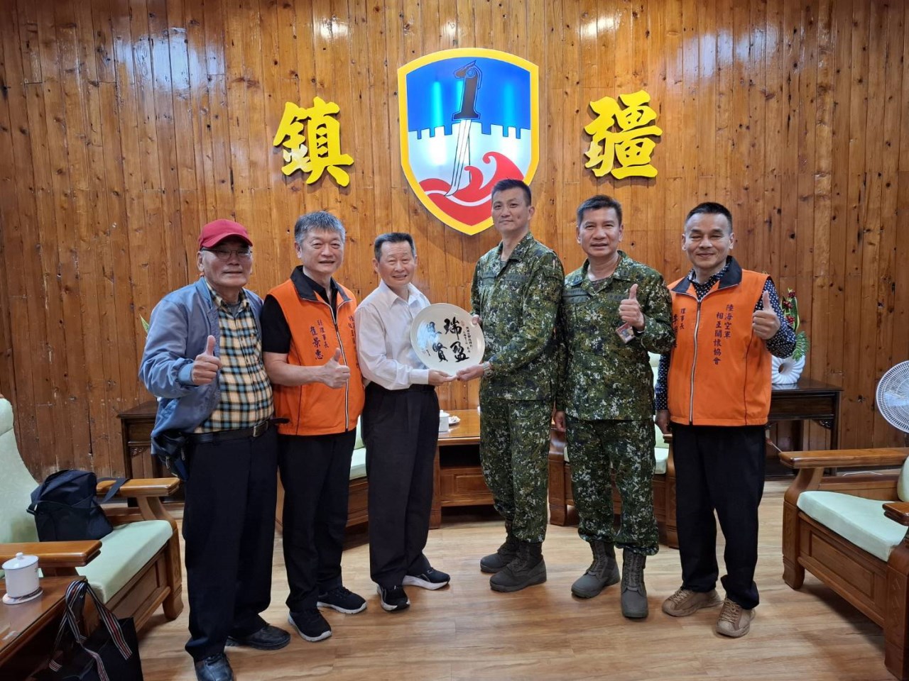 可能是一或多人和顯示的文字是「棒 र 新北市禁民服務處」的圖像