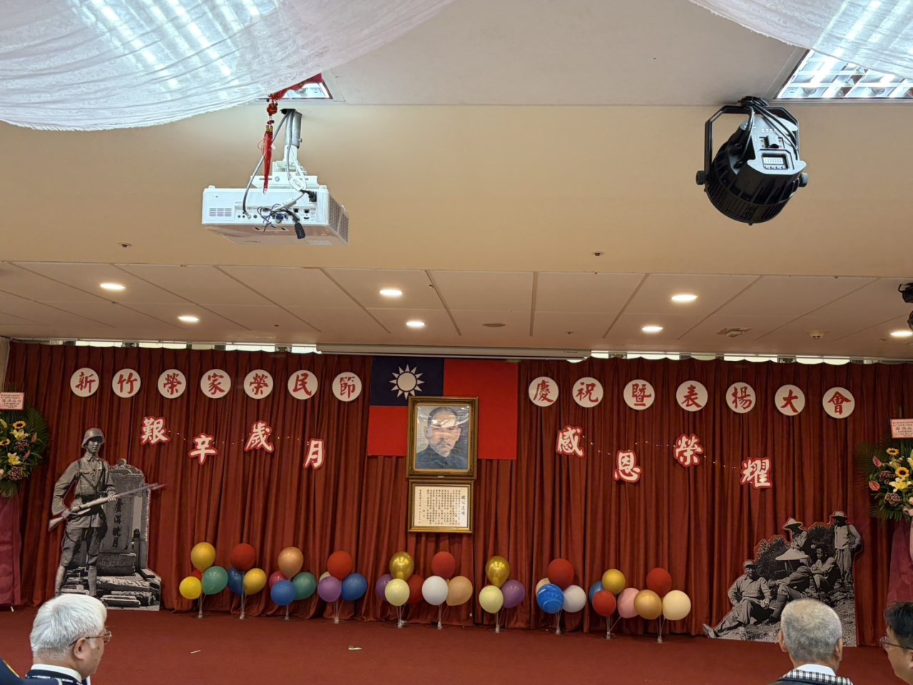 可能是一或多人和顯示的文字是「棒 र 新北市禁民服務處」的圖像