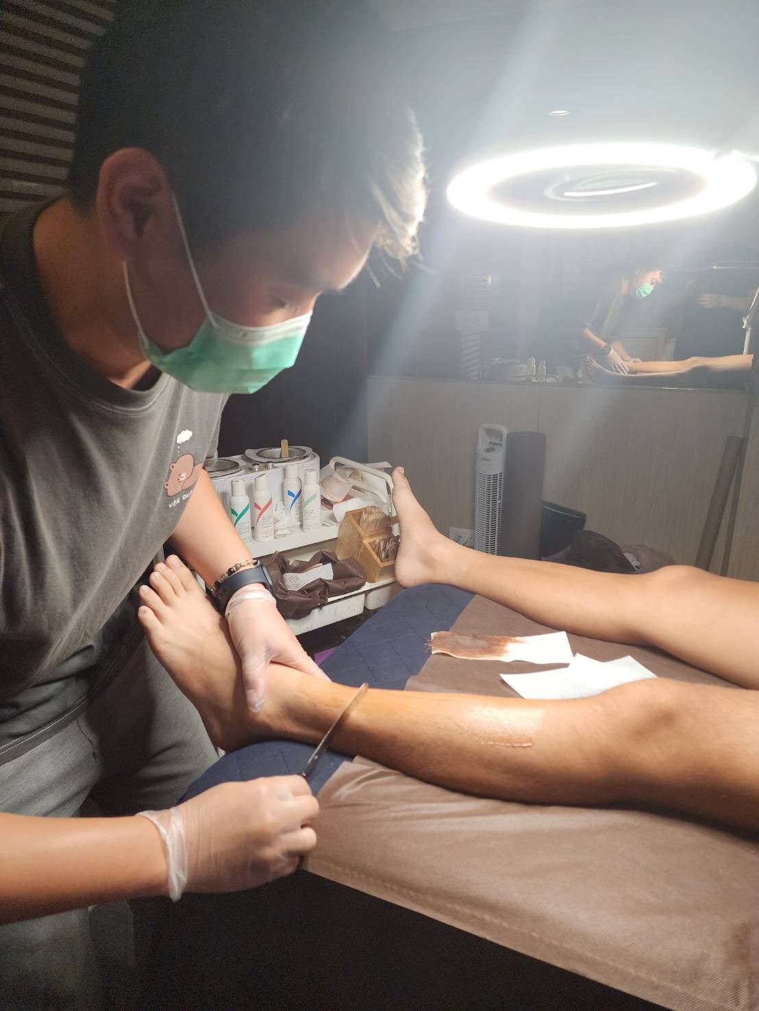 來自台中的學生認真學習熱蠟除毛上蠟手法 永哲老師認真教學 手把手教學